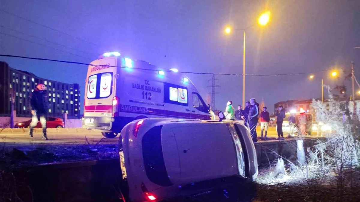 Sivas'ta devrilen otomobildeki 5 kişi yaralandı