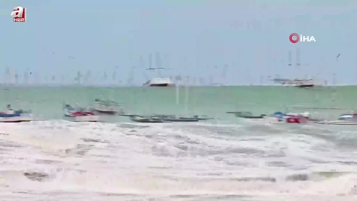 Peru'da dev dalgalar tekneleri batırdı