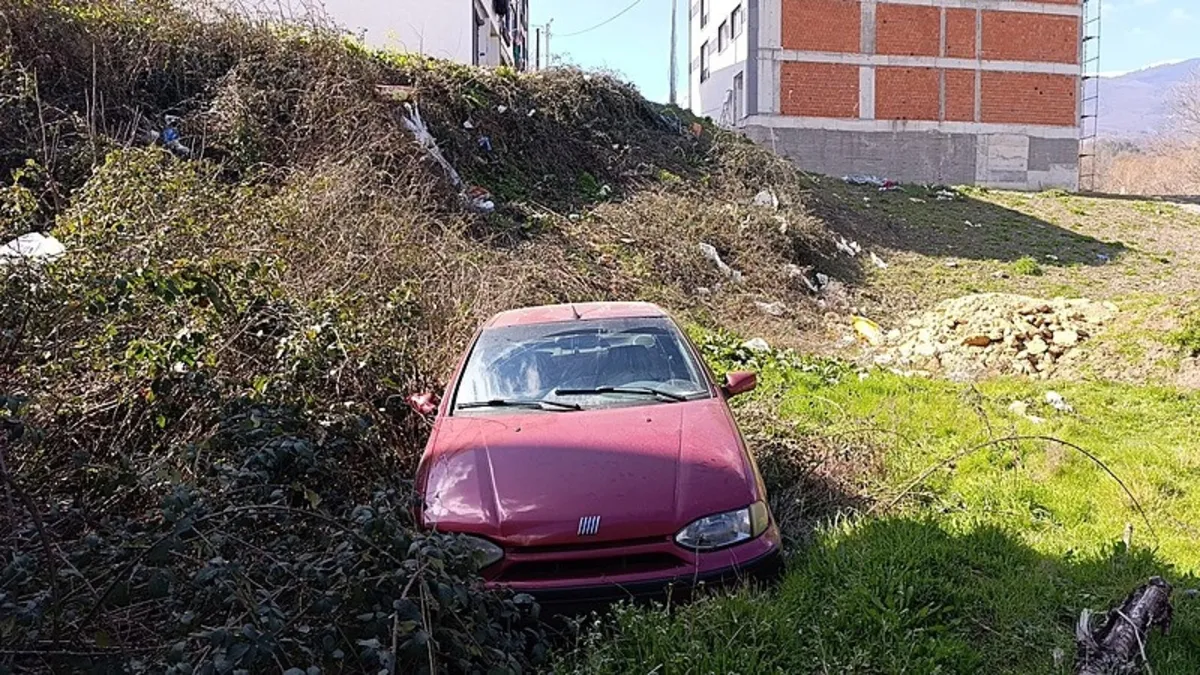 Bursa'da freni boşalan otomobilden atlayan baba ve oğul yaralandı