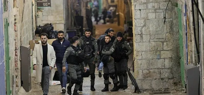 İsrail polisi, Mescid-i Aksa’ya baskın düzenledi
