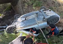 Bayburt'ta gelin arabası dere yatağına uçtu: 1'i ağır 3 yaralı