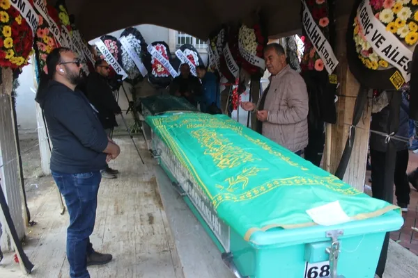 manisada-kuyuya-dusen-baba-ve-2-yasindaki-batuya-aci-veda-fotograflarini-operek-ugurladi-1673100469981.jpg Manisa’da kuyuya düşen baba ve 2 yaşındaki Batu’ya acı veda! Fotoğraflarını öperek uğurladı - 2
