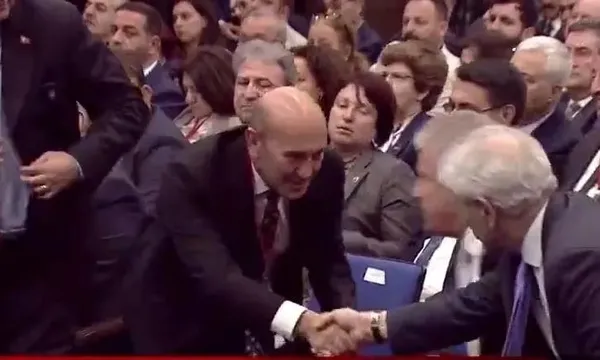 ’Özel’ muamele! Tunç Soyer Özgür Özel’in konuşmasını dinlemeden salonu terk etti