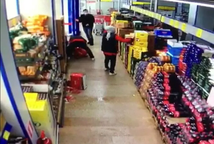 Avcılar’da markete maskesiz giren ‘zorba’ kamerada! Personel tarafından uyarılınca ortalığı birbirine kattı - 2