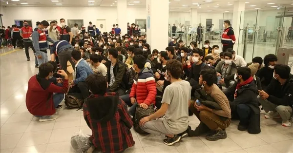 bakanlik-duyurdu-son-bir-haftada-4-bin-320-gocmen-sinir-disi-edildi-1671907124785.jpg Bakanlık duyurdu: Son bir haftada 4 bin 320 göçmen sınır dışı edildi toplam sayı 119 bini aştı - 2