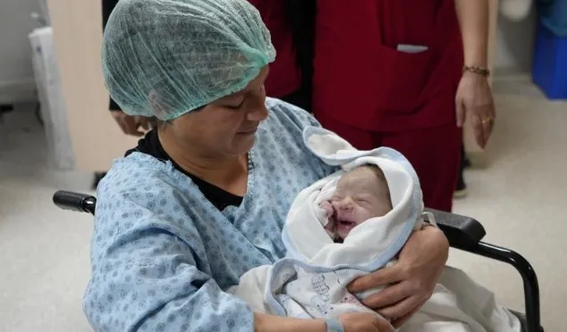 turkiyenin-dort-bir-yaninda-2025in-ilk-bebekleri-dunyaya-geldi-1735682422502.jpg Gaziantep'te yılın ilk bebeği Ökkeş 00.02'de dünyaya geldi | İHA