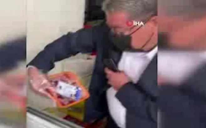 Vatandaşa yedireceklerdi! Market baskınında 200 bozuk tavuk ve 150 kilo kıyma ele geçirildi