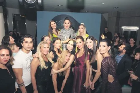 Demet Akalın sahne hazırlığında öksürük krizine girdi - 1
