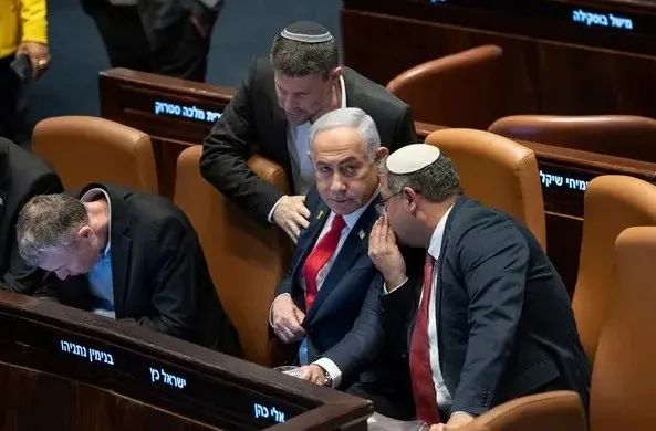 israilde-karanlik-olum-netanyahunun-yolsuzluk-dosyalarinin-hakimi-benny-sagi-kazada-hayatini-kaybetti-1767760918642.jpg Katil Netanyahu İsrail meclisi Knesset'te (REUTERS)