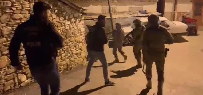 izmirde-2-suc-orgutune-operasyon-24-gozalti-var-chpli-baskanin-yegeni-de-araniyor-1715597147663.jpg İzmir'de 2 suç örgütüne operasyon! 24 gözaltı var: CHP'li başkanın yeğeni de aranıyor - 2