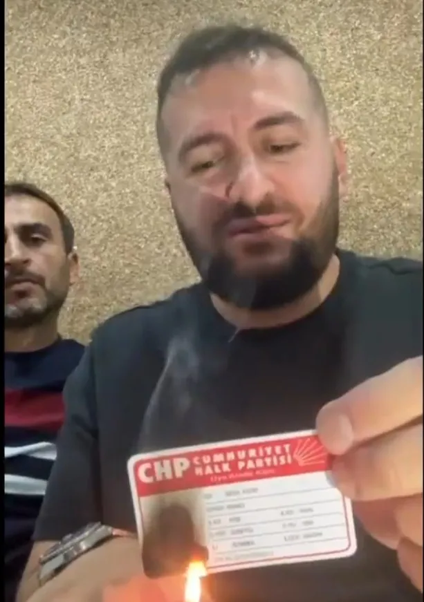 chp-ilce-baskaninin-carparak-sakat-biraktigi-genc-olayinin-perde-arkasi-o-genc-sadece-a-habere-anlatti-1767115390992.jpg Eski CHP Üsküdar üyesi Abdülkadir Birinci, “Artık hırsızların içinde durmak istemiyorum” sözleriyle partisinden istifa etti ve parti kimliğini yaktı. (Ekran görüntüsü)