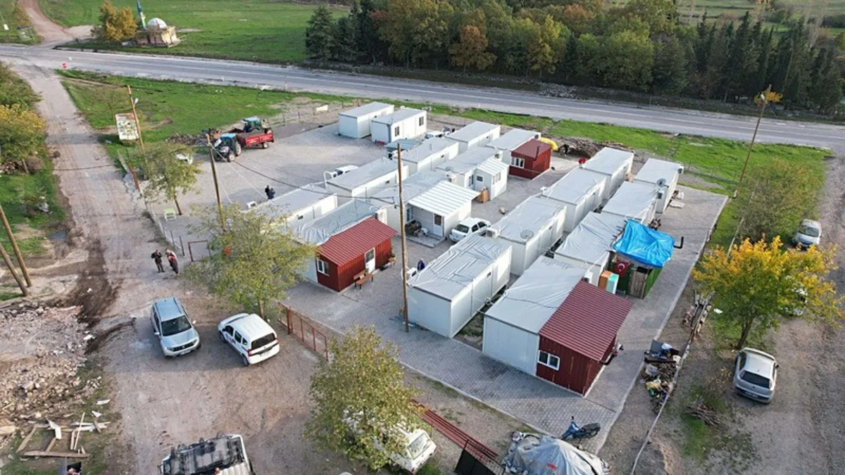 Sındırgı'da hasarlı yapıların yıkımı sürüyor