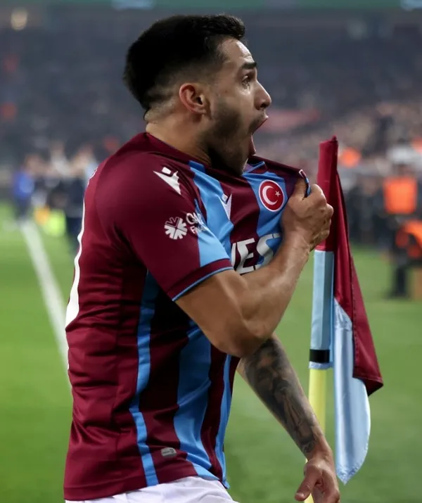 trabzonspor-evinde-lider-fenerbahceyi-devirdi-once-kirmizi-sonra-gol-geldi-1671906821333.jpg Trabzonspor evinde lider Fenerbahçe'yi devirdi! Önce kırmızı sonra gol geldi - 5