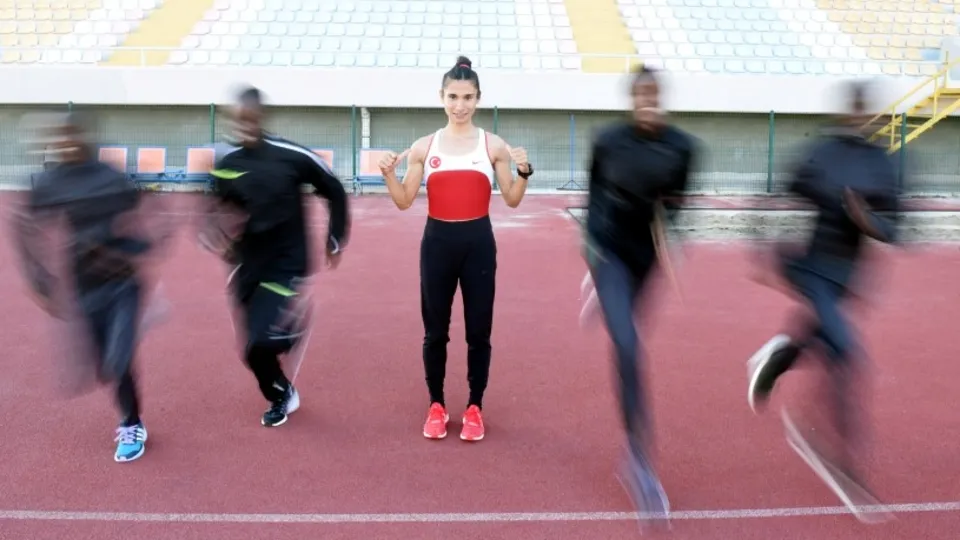 Arkadaş şakasıyla başladığı atletizmde tarih yazıyor