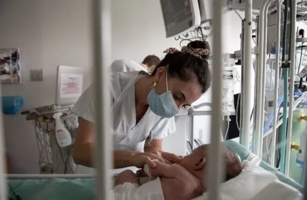 Dünyanın en gelişmiş 3 ülkesinde sağlık krizi insanlık problemini doğurdu! Ambulans gelmiyor hemşireler temizlik işlerini yapıyor