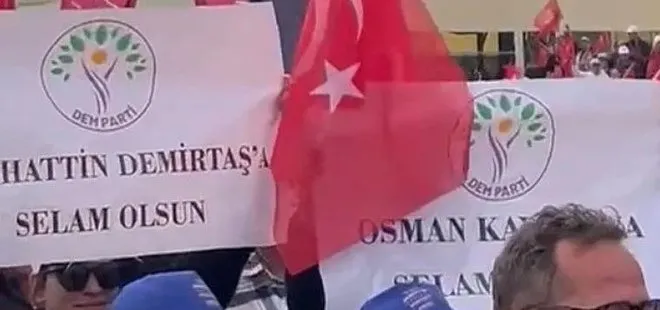 CHP’nin mitinginde teröre skandal destek! Özgür Özel’in konuşması sırasında terör tutuklusu Selahattin Demirtaş ve Osman Kavala için selam olsun pankartı açıldı