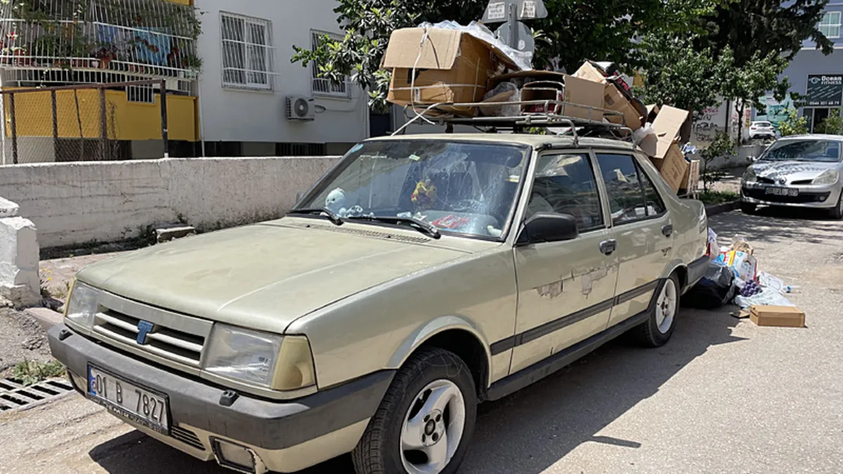 Adana'da görenleri hayrete düşüren araç! İnsanlar burunlarını tıkayarak geçiyor