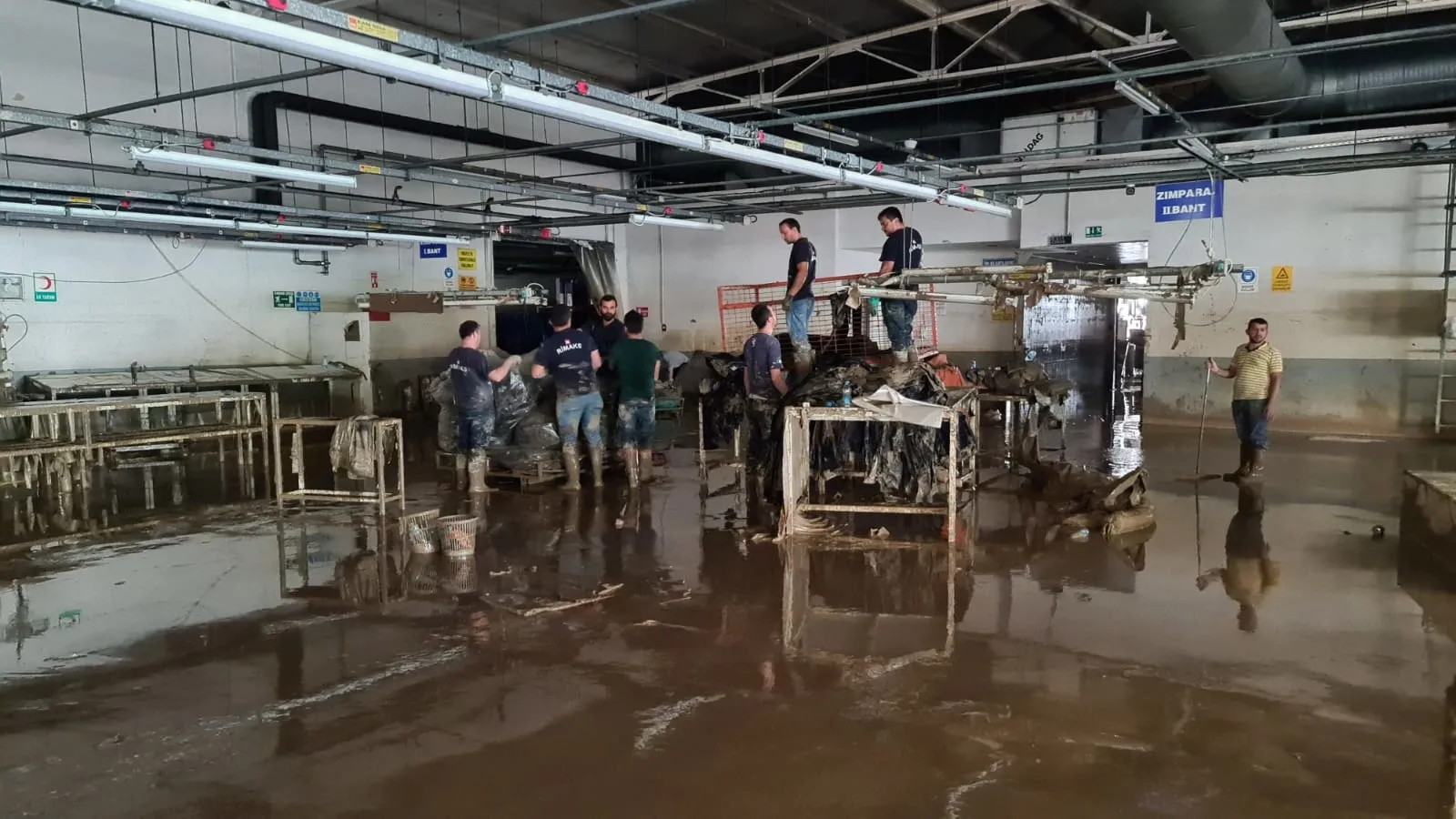 Bartın'da çay taştı! Tekstil fabrikası sular altında kaldı