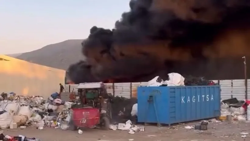 Bursa’da geri dönüşüm tesisinde yangın! Gökyüzü siyah dumanla kaplandı