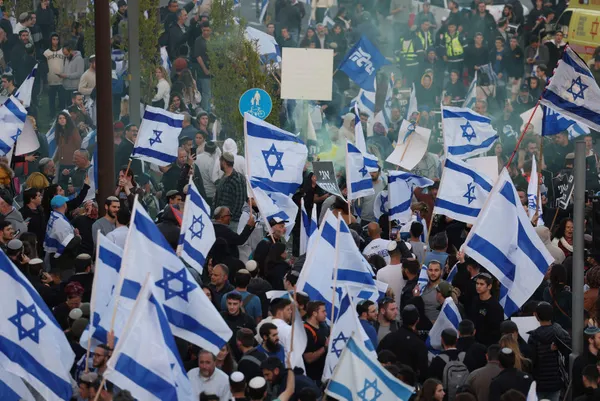 Netanyahu’dan geri adım! Protestolar sonrası yargı düzenlemesi ertelendi