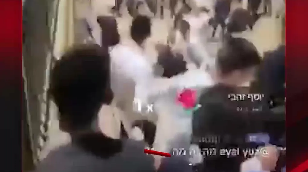 NAMAZA GELEN YAŞLILARA SALDIRDILAR