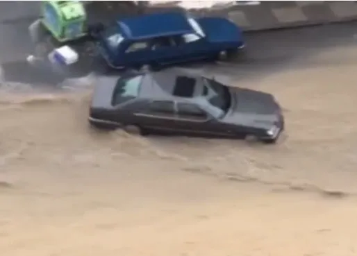 Son dakika: Ankara sele teslim! Su altında kalan caddelerde araçlar sürüklendi