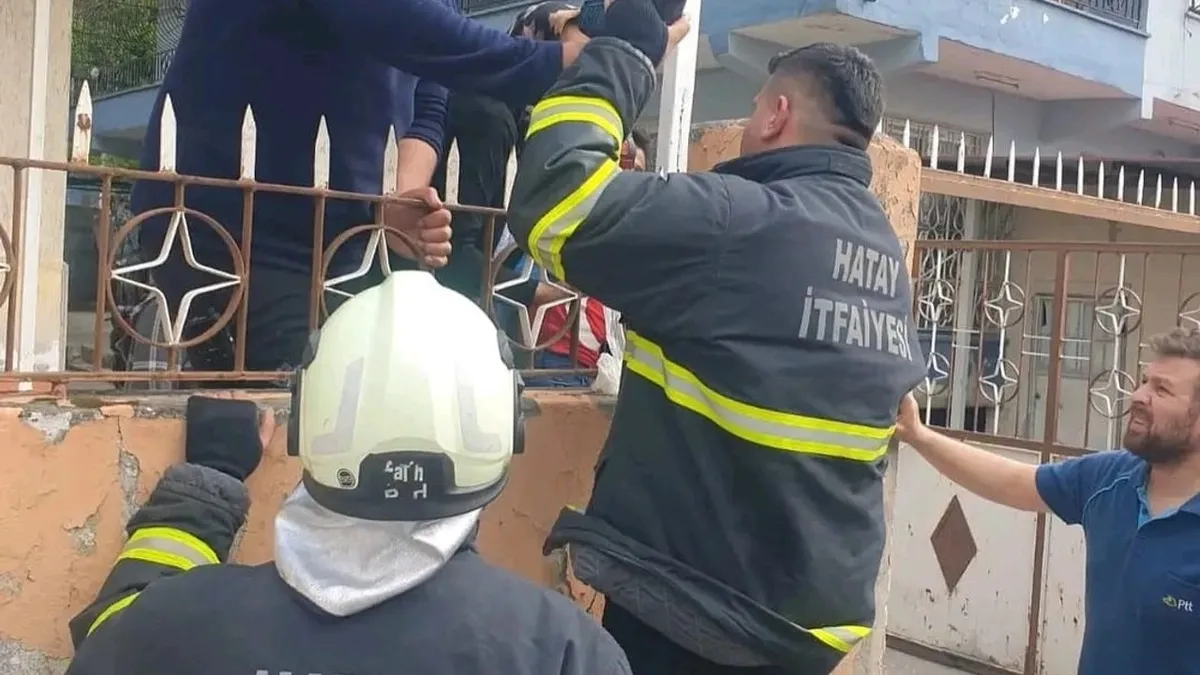 Çocuğun kolu demir korkuluğa saplandı