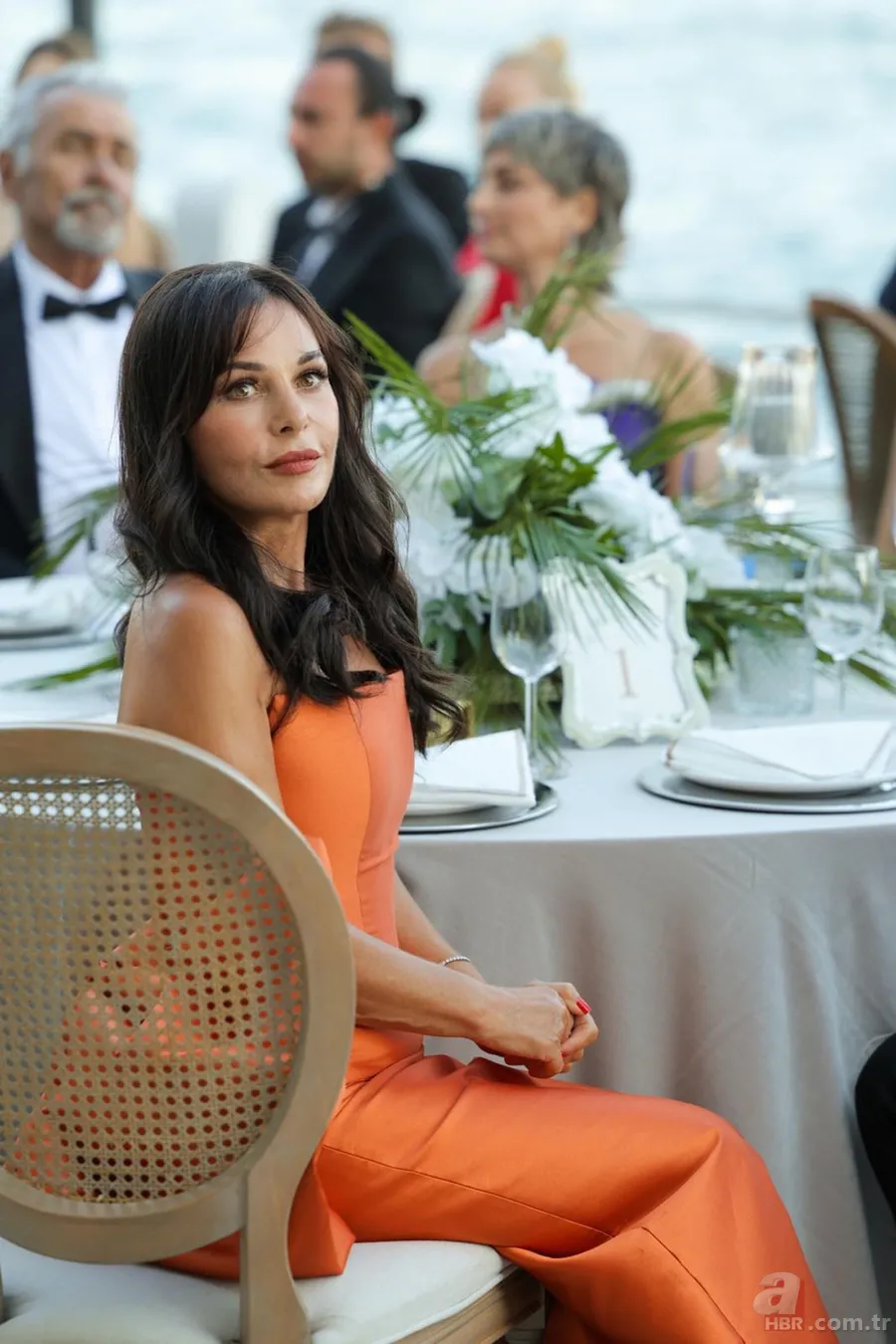 "Aşk ve Gözyaşı" ilk bölümüyle milyonları atv ekranına kilitledi 17