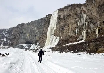 Ardahan'da Kura nehri dondu