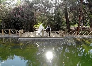 Kahramanmaraş'ta yasak kalkınca gelin-damatlar Botanik Bahçesi'ne akın etti
