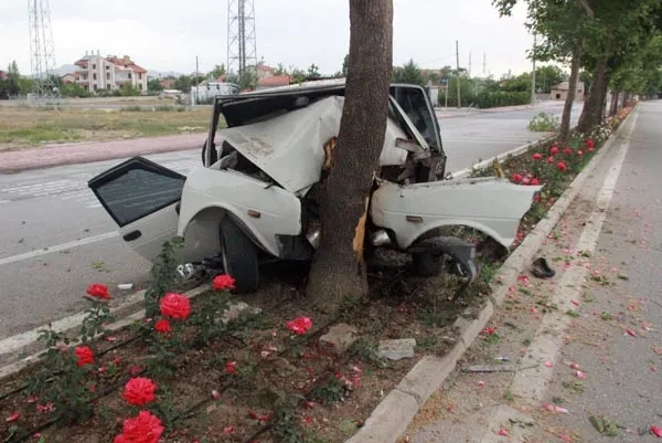 Konya'da hurdaya dönen otomobilden yaralı olarak kurtuldu - 1