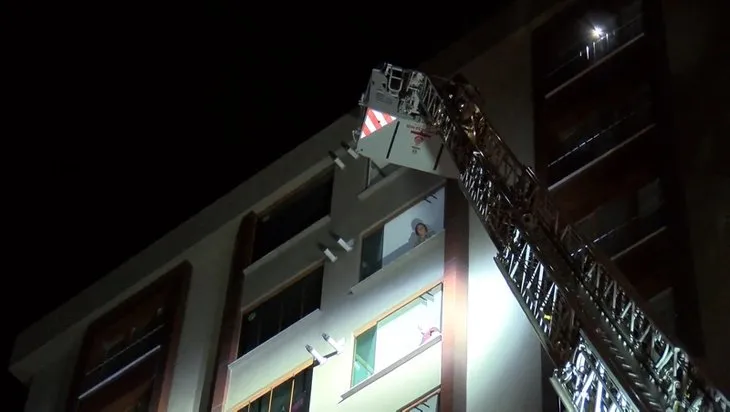 12 katlı binada korkutan yangın! İtfaiye ekipleri merdiven aracılığıyla vatandaşı tahliye etti
