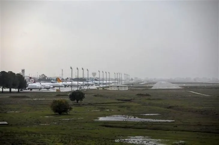 Antalya'yı fırtına yıktı geçti! Uçaklar inemedi, ağaçlar devrildi, araçlar mahsur kaldı