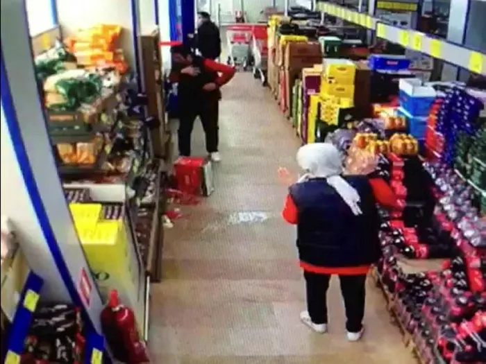 Avcılar’da markete maskesiz giren ‘zorba’ kamerada! Personel tarafından uyarılınca ortalığı birbirine kattı - 3