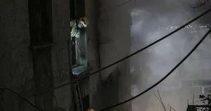 Beyoğlu’nda 3 katlı metruk bina alev alev yandı