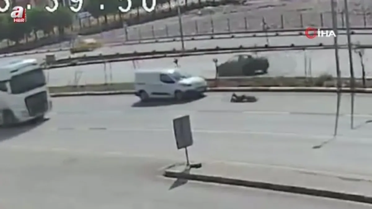 Balıkesir’de yolun karşısına geçerken araç çarpan yaşlı adam metrelerce böyle savruldu