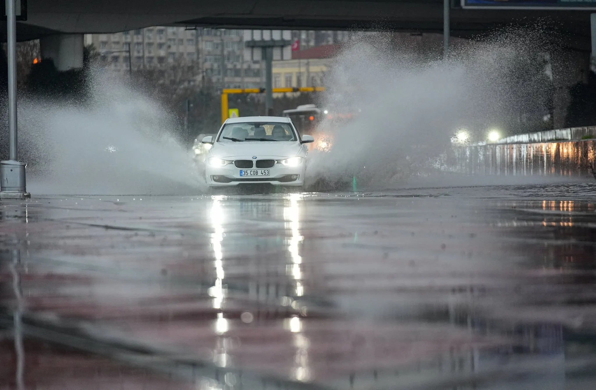 İzmir'i sağanak vurdu: Cadde ve sokaklar göle döndü