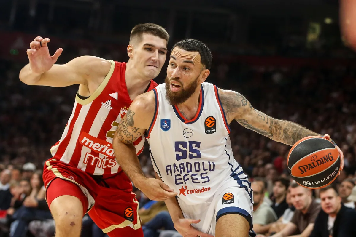 anadolu-efes-kizilyildiza-77-72-yenildi-mike-james-maci-tamamlayamadi-1790891003545.jpg Anadolu Efes, Kızılyıldız deplasmanında kaybetti! Mike James sakatlanarak sedyeyle çıktı - 3
