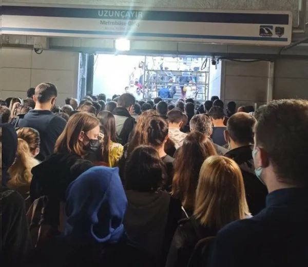 İstanbul'da metrobüs ulaşımı çileden öteye geçti! Son görüntülere tepkiler çığ gibi büyüdü - 1