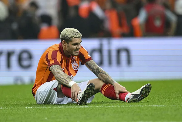 bayern-munih-maci-oncesi-icardinin-goruntusu-dikkat-cekti-takim-otobusune-boyle-yurudu-1698159486733.jpg Bayern Münih maçı öncesi Icardi'nin görüntüsü dikkat çekti! Takım otobüsüne böyle yürüdü... - 2