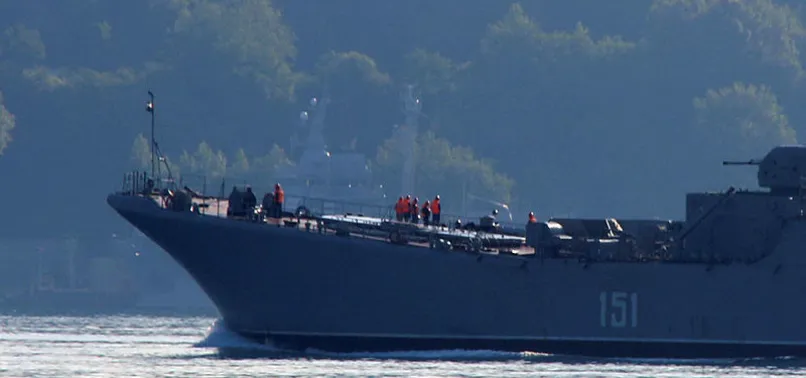 Rus savaş gemisi İstanbul Boğazı'ndan geçti