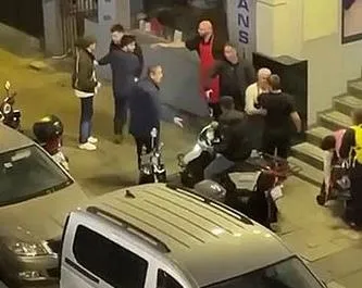 istanbulda-boks-ringlerini-aratmayan-kavga-ciglik-atarak-uzaklasti-o-anlar-kamerada-1701612134409.jpeg İstanbul'da boks ringlerini aratmayan kavga! Çığlık atarak uzaklaştı | O anlar kamerada - 1