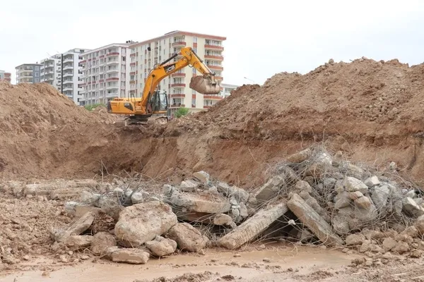 HDP’li vekillerin toplu mezar dedikleri yerde hurda çıkarma işi çıktı!