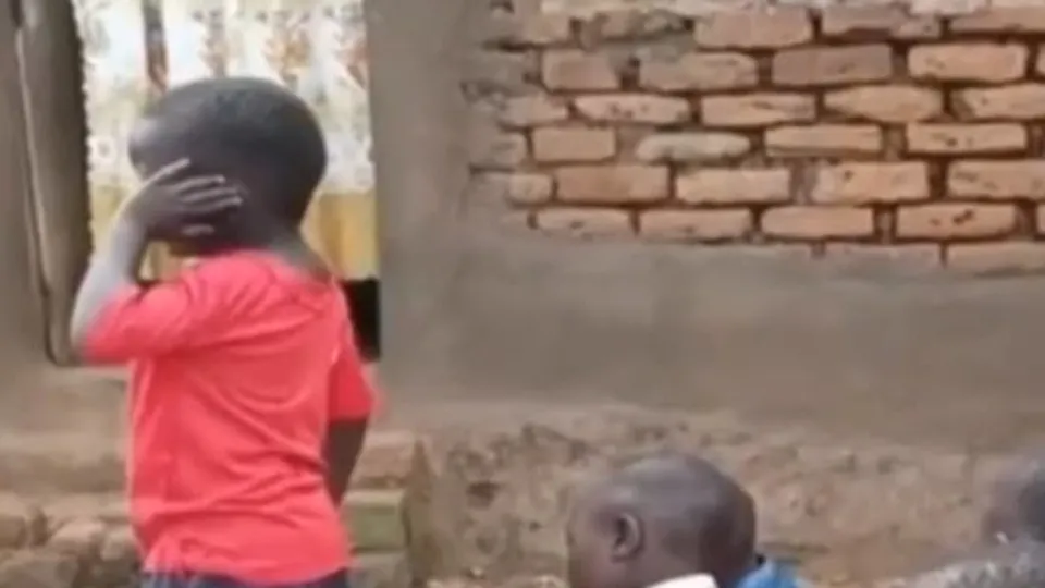 Afrikalı minik böyle kamet getirdi