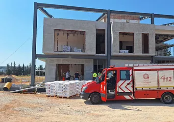 Antalya'da işçinin korku dolu anları! Su deposuna düştü imdadına itfaiye yetişti