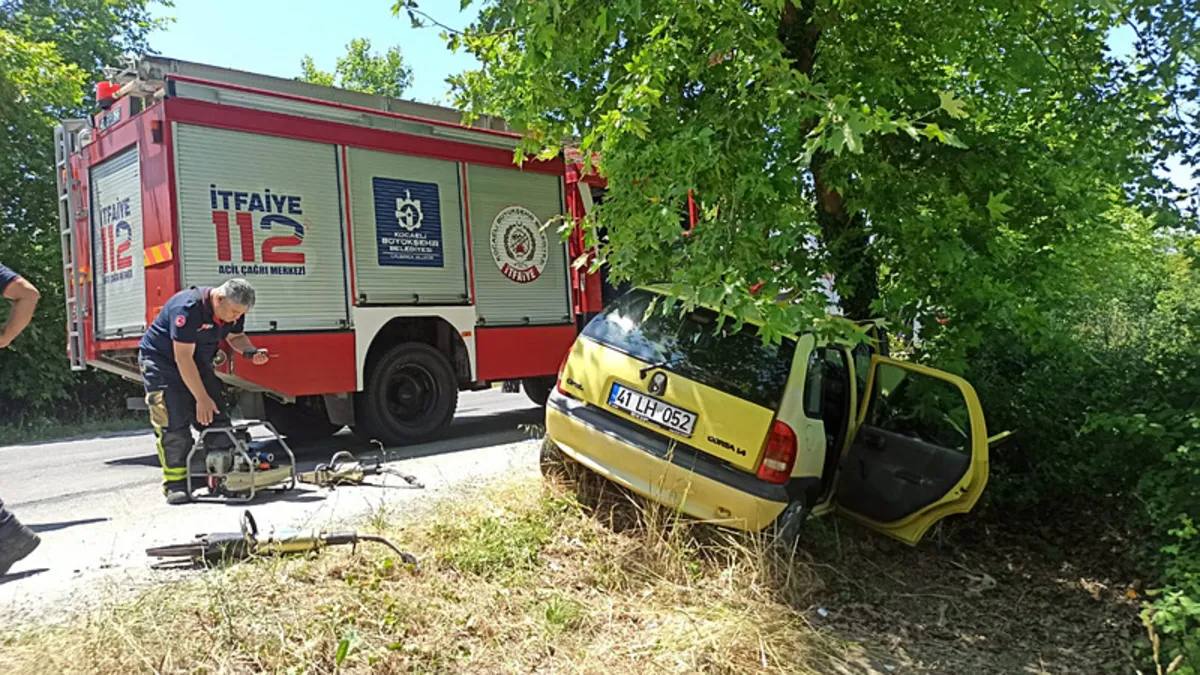 Kandıra'da otomobil ağaca çarptı: 1 ölü 1 yaralı