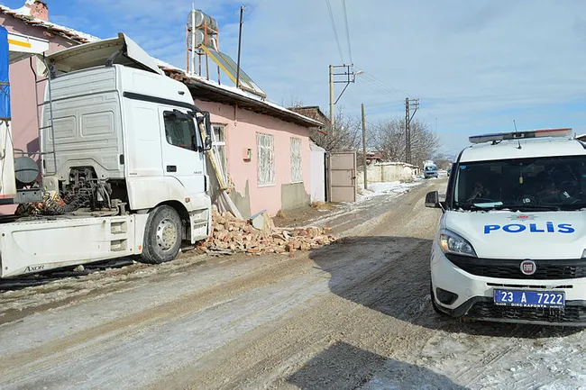 Elazığ'da kar nedeniyle buz tutan yokuşta kayan TIR eve girdi: 1 yaralı - 2