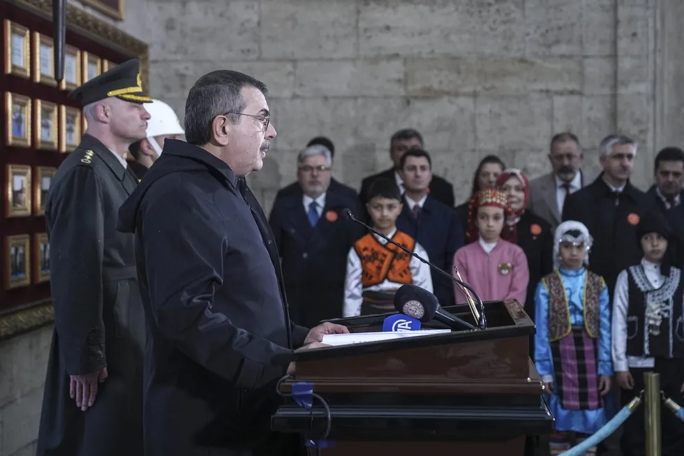 milli-egitim-bakani-yusuf-tekin-anitkabirde-cocuklarimizin-gozundeki-isik-gelecegimizin-teminati-1776923823688.jpeg Milli Eğitim Bakanı Yusuf Tekin Anıtkabir'de: Çocuklarımızın gözündeki ışık geleceğimizin teminatı - 1