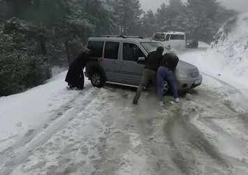 Kazdağları'nda kar yağışı! Mahsur kaldılar