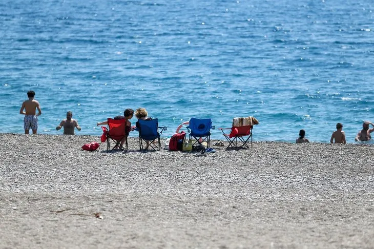 Yaz aylarını aratmadı! Antalya sahillerinde bayram tatili yoğunluğu